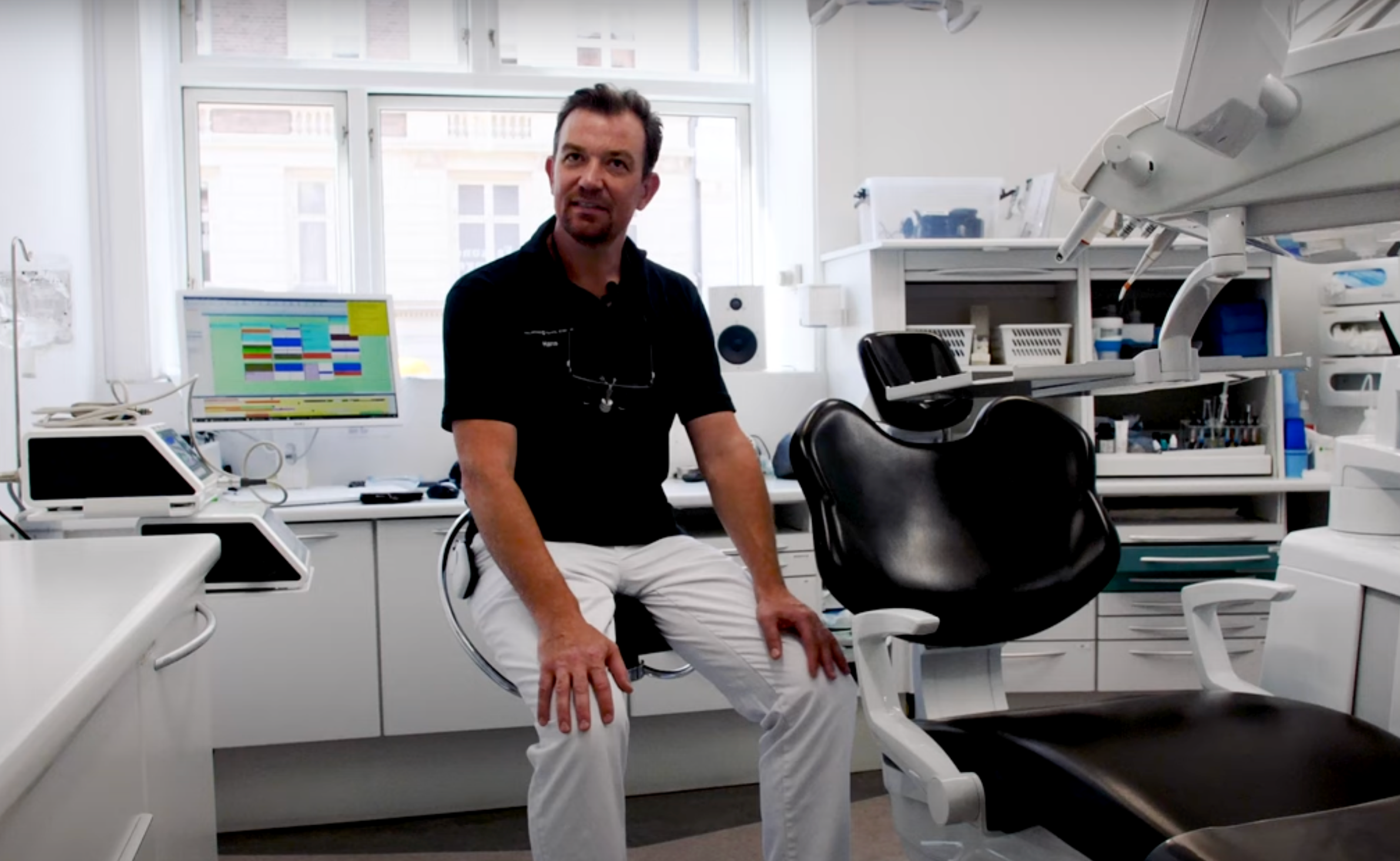 Indlæs video: Tandlæge fortæller om hvor glad han er for at sidde på en InCharge Flex klinik stol.